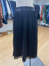 Load image into Gallery viewer, Twik/Simons pleated flowy skirt S