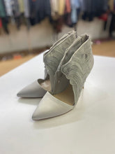 Load image into Gallery viewer, Vince Camuto satin lace pumps 37.5