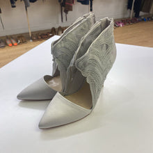 Load image into Gallery viewer, Vince Camuto satin lace pumps 37.5