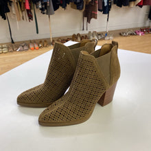 Load image into Gallery viewer, Marc Fisher perforated booties 6.5