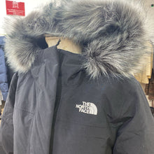 Load image into Gallery viewer, The North Face winter coat M