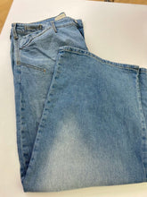 Load image into Gallery viewer, Pilcro barrel leg jeans 34