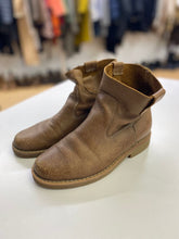Load image into Gallery viewer, Roots Short booties 6