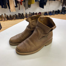 Load image into Gallery viewer, Roots Short booties 6