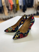 Load image into Gallery viewer, L'intervalle velvet/embroidered pumps 36