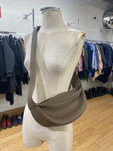 Load image into Gallery viewer, Donnain leather sling bag