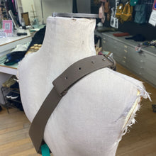 Load image into Gallery viewer, Donnain leather sling bag