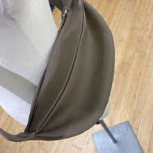 Load image into Gallery viewer, Donnain leather sling bag