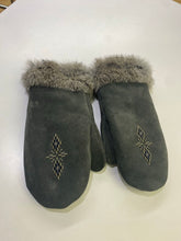 Load image into Gallery viewer, Manitobah Mukluk Suede mittens
