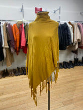 Load image into Gallery viewer, Robin shawl