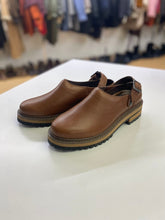 Load image into Gallery viewer, LL Bean clogs NWOT 9