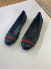 Load image into Gallery viewer, Gucci Guccissima flats 39