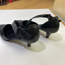 Load image into Gallery viewer, Paul Green leather kitten heels 7 (UK4.5)