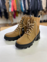 Load image into Gallery viewer, Sorel boots 7 NWT