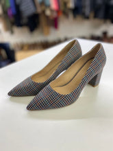 Load image into Gallery viewer, Stuart Weitzman fabric pumps 8