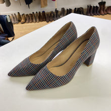 Load image into Gallery viewer, Stuart Weitzman fabric pumps 8