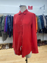 Load image into Gallery viewer, Equipment silk top S