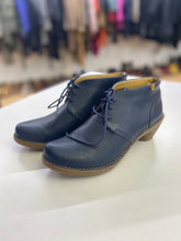 Load image into Gallery viewer, EL Natura Lista pleather shooties 40