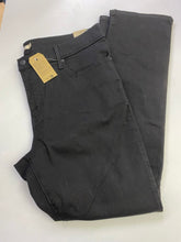 Load image into Gallery viewer, Levis 312 Shaping Slim jeans NWT 33