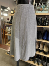 Load image into Gallery viewer, Ann Taylor (T printed) Skirt 8