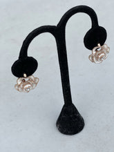 Load image into Gallery viewer, Flower Earrings