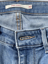 Load image into Gallery viewer, Levis Skinny Jeans 30