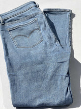 Load image into Gallery viewer, Levis Skinny Jeans 30
