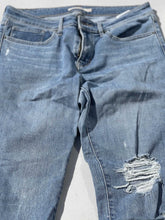 Load image into Gallery viewer, Levis Skinny Jeans 30