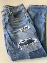 Load image into Gallery viewer, American Eagle Tom Girl Button Fly Jeans 4