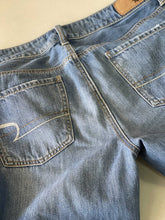 Load image into Gallery viewer, American Eagle Tom Girl Button Fly Jeans 4