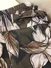 Load image into Gallery viewer, RW&CO floral flowy pants M