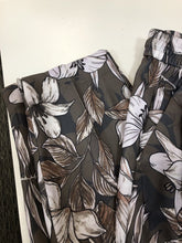 Load image into Gallery viewer, RW&CO floral flowy pants M