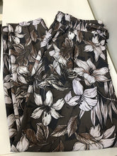 Load image into Gallery viewer, RW&CO floral flowy pants M