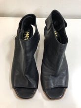 Load image into Gallery viewer, Mimosa leather sandals 37