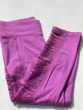 Load image into Gallery viewer, Victoria's Secret cropped leggings XS