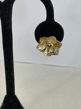Load image into Gallery viewer, Flower gold earrings