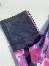 Load image into Gallery viewer, Kyodan Cropped Capri Leggings M