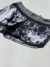 Load image into Gallery viewer, Lululemon Shorts 8