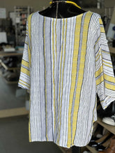 Load image into Gallery viewer, Froccella Stiff Linen Top Short Sleeve L