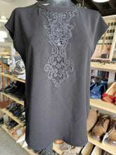 Load image into Gallery viewer, RW&CO Lace Applique Top S