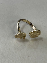 Load image into Gallery viewer, Gold colored Flower ring