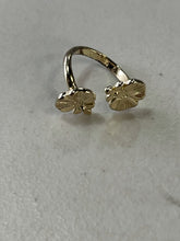 Load image into Gallery viewer, Gold colored Flower ring