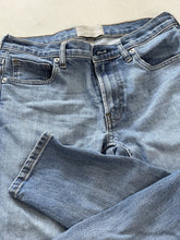 Load image into Gallery viewer, Everlane Ankle Jeans 27