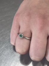 Load image into Gallery viewer, 10k Green Stone Ring