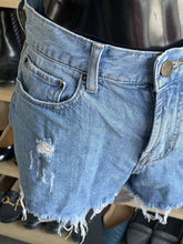 Load image into Gallery viewer, BDG girlfriend highrise Shorts 27