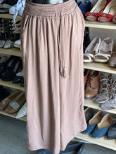 Load image into Gallery viewer, Wilfred Elastic Waist Flowy Cropped pants M