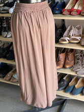 Load image into Gallery viewer, Wilfred Elastic Waist Flowy Cropped pants M