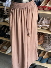 Load image into Gallery viewer, Wilfred Elastic Waist Flowy Cropped pants M