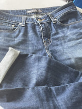 Load image into Gallery viewer, Levis Mid Rise Skinny Jeans 10