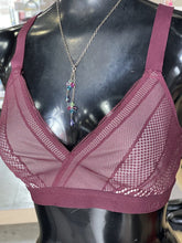 Load image into Gallery viewer, Lululemon Sportsbra/bra 34D